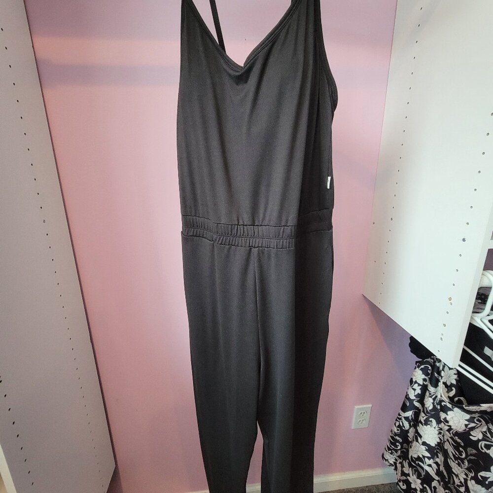 Vuori Black Jumper.  Size Small.  Like New.  Built-in Bra.  Comfy!